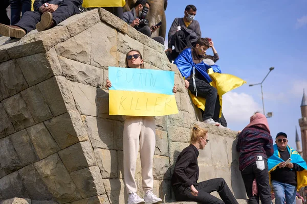 АНТАЛЯЯ, ТУРКЕЙ - 24 февраля 2022 года: Протест украинской войны. Протест против вторжения России на Украину. Некоторые антивоенные песни и баннеры Украины. — стоковое фото