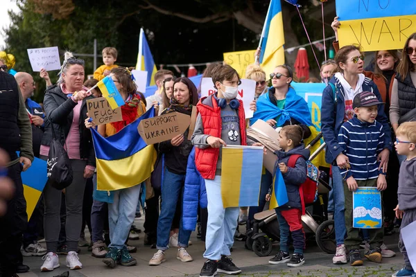 ANTALYA, TURKEY - 24 februari 2022: Ukraina War Protest. Protestera mot rysk invasion av Ukraina. Vissa Ukraina Anti War sjunger och banderoller. — Stockfoto