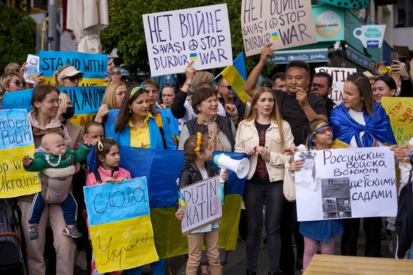 ANTALYA, TURKEY - 24 februari 2022: Ukraina War Protest. Protestera mot rysk invasion av Ukraina. Vissa Ukraina Anti War sjunger och banderoller. — Stockfoto