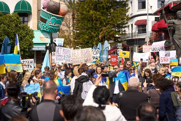 ANTALYA, TURKEY - 24 februari 2022: Oekraïense Oorlog Protest. Protest tegen de Russische invasie van Oekraïne. Sommige Oekraïne Anti-oorlog zingt en spandoeken. — Stockfoto