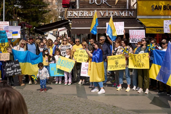 ANTALYE, TURQUIE - 24 février 2022 : Manifestation de guerre en Ukraine. Manifestation contre l'invasion russe de l'Ukraine. Des chants et des bannières ukrainiens anti-guerre. — Photo