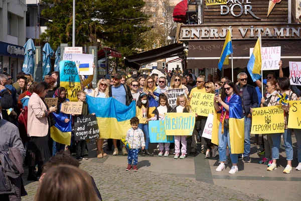 ANTALYA, TURQUIA - 24 de fevereiro de 2022: Protesto de guerra na Ucrânia. Protesto contra a invasão russa da Ucrânia. Alguns Ucrânia anti-guerra canta e banners. — Fotografia de Stock