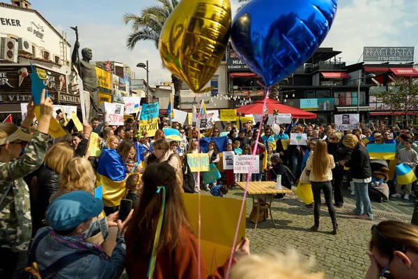 АНТАЛІЯ, ТУРКЕЙ - 24 лютого 2022: Український військовий протест. Протест проти вторгнення Росії в Україну. Деякі українські антивоєнні пісні та прапори. — стокове фото