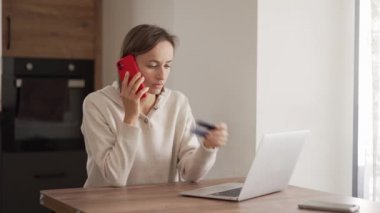 Çevrimiçi bankacılık hizmetleri kullanan üzgün genç bir kadın, engellenmiş kredi kartı sorunu, dizüstü bilgisayar kullanımı, sinir bozucu kız bakiyesi, internet dolandırıcılığı konsepti, iflas veya borç, aşırı harcama. Yaptırımlar
