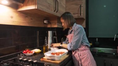 Tabakta nefis görünen makarna servis eden kadın. Restoranda profesyonel olarak pişirilmiş makarna servisi ya da evde romantik akşam yemeği.