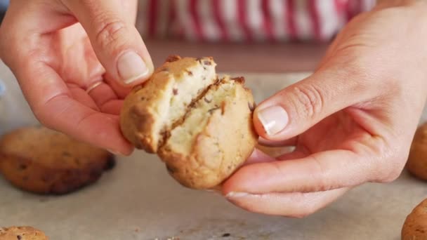 Жіночі руки гальмують печиво повільний рух . — стокове відео