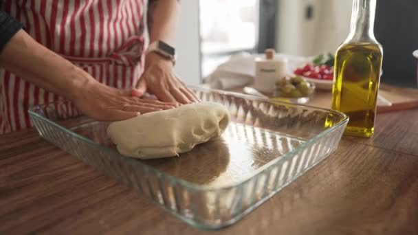 Elleri hamuru yoğuruyor ve tahtanın üzerinde un var. Ev yapımı Focaccia ekmeği. — Stok video