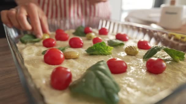 Italiaans brood. Brood met tomaten. zelfgemaakt voedsel. — Stockvideo