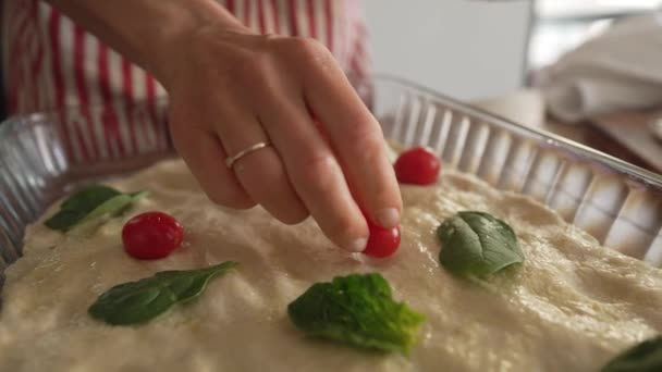 Du pain italien. Pain aux tomates. nourriture maison. — Video