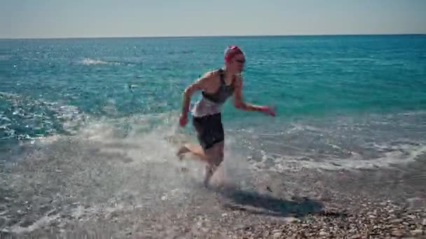 ANTALYA, TURKEY - APRIL 15, 2022: Schot van Triathlon training op zee in de ochtend. Een groep jonge atleten valt het water binnen. Ga zwemmen in zee of oceaan — Stockvideo