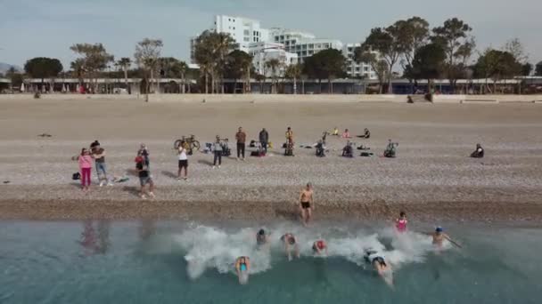 ANTALIA, TURCHIA - 15 APRILE 2022: Colpo aereo di Triathlon sulla riva del mare al mattino. Un gruppo di giovani atleti invade l'acqua. Inizia a nuotare nel mare o nell'oceano — Video Stock