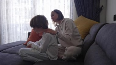 Fotodermatit belirtileri. Annem erkeklerin boynunda bir kızarıklık fark etti. Yetersiz beslenme. Endişeli anne, bebeğin vücudunda döküntü olduğunu fark eder. Vücut, sağlık. Güneş ışığına alerjik reaksiyon.