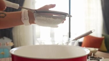 Fırıncı kadın hamur için un topluyor..