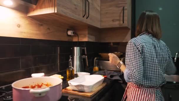 Nő szolgálja ízletes keres tészta a tányéron. Professzionálisan főtt tészta ételek felszolgálása az étteremben vagy romantikus vacsora otthon — Stock videók