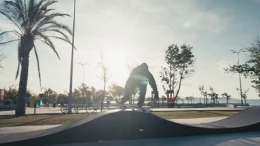 Pompa pistinde kaykaycı. Güneşli bir yaz gününde, pompa pistinde kaykaycı antrenmanı.