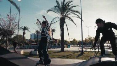 Pompa pistinde kaykay yapan ya da modern tarzda kaykay yapan genç bir çift. Pompa pistindeki iki bin yıllık patencinin görüntüsü.