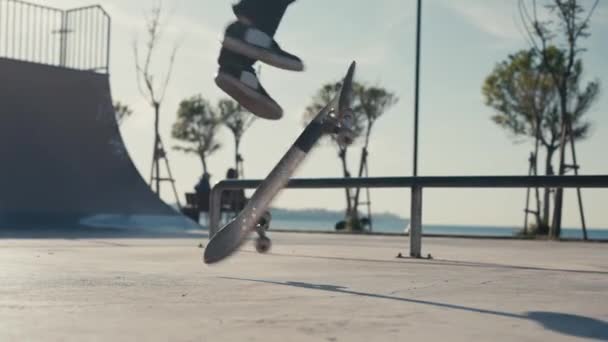 The guy skates on a ramp. Skateboarder Doing a Jump at a Concrete Skate Park. — Wideo stockowe