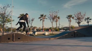 Pompa pistinde kaykaycı. Güneşli bir yaz gününde, pompa pistinde kaykaycı antrenmanı.