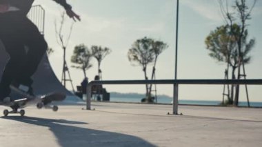 Adam rampada kayıyor. Beton Kaykay Parkı 'nda Atlayan Kaykaycı.