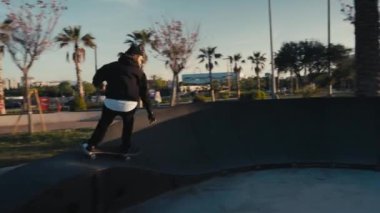 Pompa pistinde kaykaycı. Güneşli bir yaz gününde, pompa pistinde kaykaycı antrenmanı.