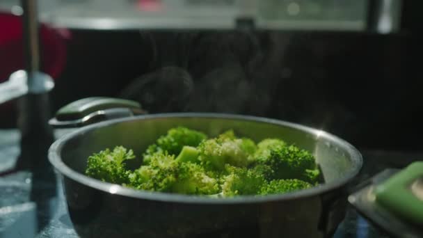 Brócolos verdes recém cozidos no vapor. Brócolos frescos e saudáveis — Vídeo de Stock