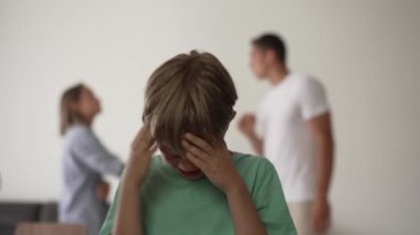 Çocuğun oğlu arka planda kavga ederken üzgün hissediyor, anne ve babasının tartışması yüzünden hayal kırıklığına uğrayan üzgün küçük kız, aile içi anlaşmazlıklar ya da çocuk konsepti üzerindeki boşanma etkisi.
