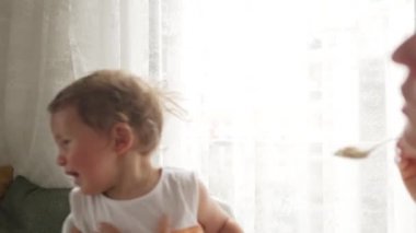 Küçük sarışın çocuk, ona bir ebeveyn verip ağlatacak bir yemek yemek istemiyor.