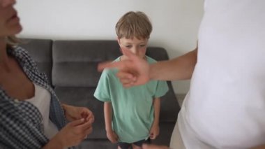 Çocuğun oğlu arka planda kavga ederken üzgün hissediyor, anne ve babasının tartışması yüzünden hayal kırıklığına uğrayan üzgün küçük kız, aile içi anlaşmazlıklar ya da çocuk konsepti üzerindeki boşanma etkisi.
