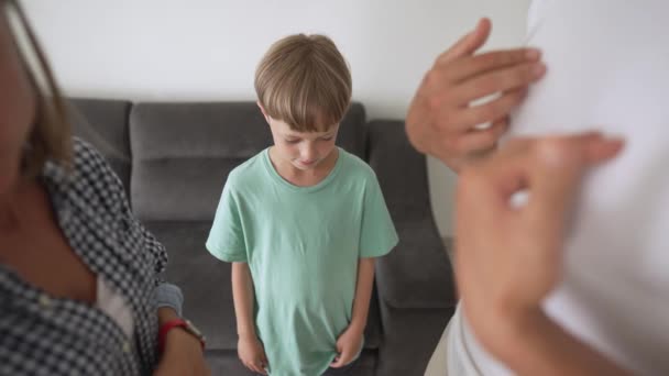 Fils enfant se sent contrarié tandis que les parents se battent à l'arrière-plan, triste petite fille frustrée par le problème psychologique causé par la dispute maman et papa, conflits familiaux ou impact du divorce sur le concept de l'enfant. — Video