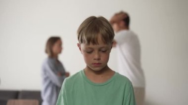Çocuğun oğlu arka planda kavga ederken üzgün hissediyor, anne ve babasının tartışması yüzünden hayal kırıklığına uğrayan üzgün küçük kız, aile içi anlaşmazlıklar ya da çocuk konsepti üzerindeki boşanma etkisi.
