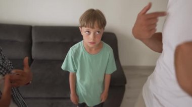 Çocuğun oğlu arka planda kavga ederken üzgün hissediyor, anne ve babasının tartışması yüzünden hayal kırıklığına uğrayan üzgün küçük kız, aile içi anlaşmazlıklar ya da çocuk konsepti üzerindeki boşanma etkisi.