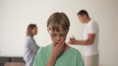 Çocuğun oğlu arka planda kavga ederken üzgün hissediyor, anne ve babasının tartışması yüzünden hayal kırıklığına uğrayan üzgün küçük kız, aile içi anlaşmazlıklar ya da çocuk konsepti üzerindeki boşanma etkisi.