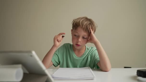 Authentic Kid haciendo tareas en línea con amigos en casa, Niño usando tableta para el aprendizaje en el hogar, Niño de escuela estudiando videollamada zoom en línea con el profesor, E-learning or Homeschooling education concept — Vídeo de stock