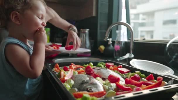 Mama Își Învață Fiul Cum Gătească Mâncare Sănătoasă Bucătărie Stil — Videoclip de stoc