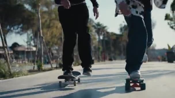 Homem Feliz Mulher Bonita Montando Skate Jovem Casal Bonito Andando — Vídeo de Stock
