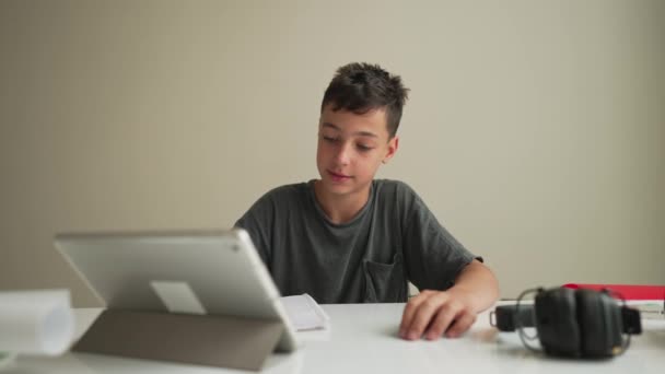 Happy Boy Dokončil Lekci Dítě Používající Tablet Pro Domácí Výuku — Stock video