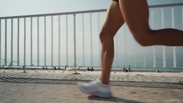 Kvinnliga Löpare Fötter Som Springer Strandpromenaden Ung Kvinna Rinnande Ben — Stockvideo