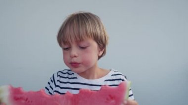 Beyaz çocuk evde karpuz yiyor. Yüksek kalite 4k görüntü