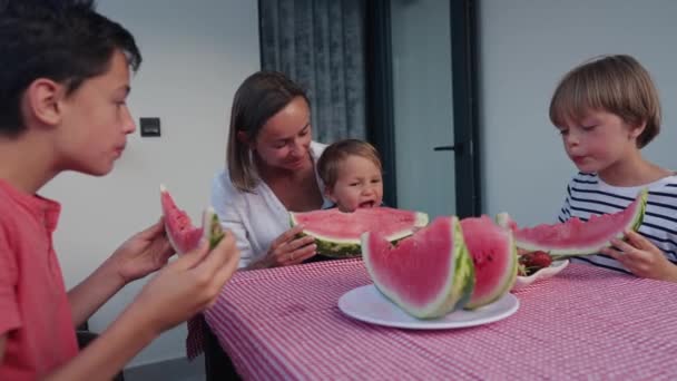 Familie Isst Wassermelone Junge Mutter Und Ihre Kinder Genießen Wassermelone — Stockvideo