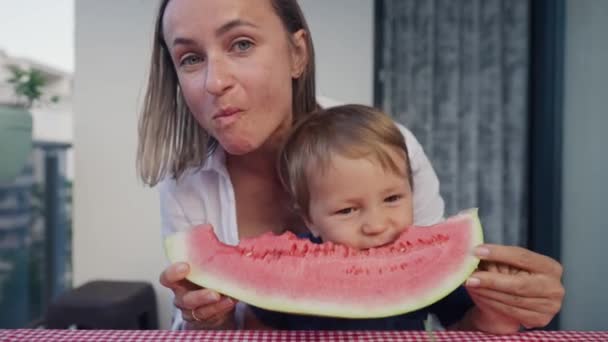 Jovem Mãe Com Filha Comer Melancia Casa Menino Pequeno Comer — Vídeo de Stock