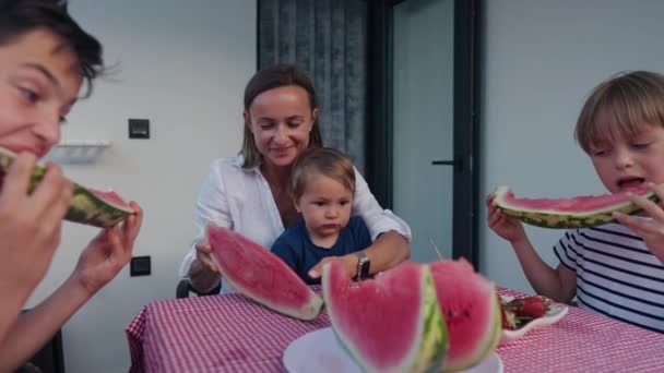 Família Comer Melancia Jovem Mãe Seus Filhos Gostam Melancia Casa — Vídeo de Stock