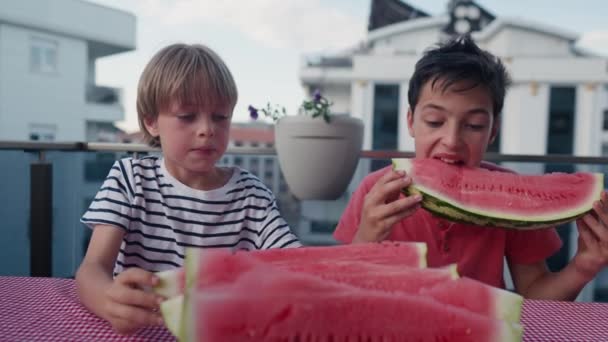 Doi Copii Mici Băieți Frați Mâncând Pepene Verde Acasă — Videoclip de stoc