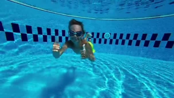 Junge Genießt Sommerferien Unterwasser Ansicht Des Fröhlichen Spaß Liebenden Jungen — Stockvideo