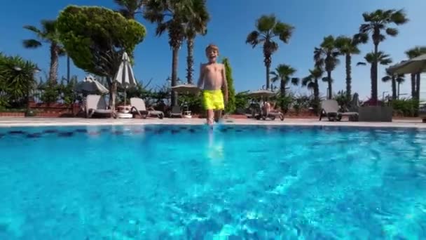 Junge Genießt Sommerferien Unterwasser Ansicht Des Fröhlichen Spaß Liebenden Jungen — Stockvideo