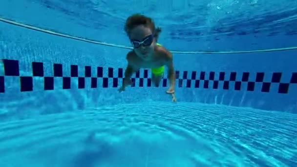 Posing Dan Membuat Tanda Tanda Anak Bahagia Bawah Air — Stok Video