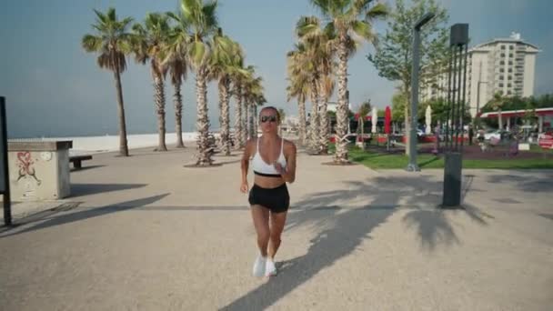 해변에서 코카서스 산책로를 달리는 스포츠 — 비디오