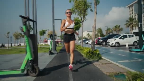 Colpo All Aperto Fitness Giovane Donna Che Corre Lungo Spiaggia — Video Stock