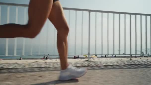 Dişi Koşucu Ayakları Gezinti Güvertesinde Koşuyor Koşan Genç Kadın — Stok video