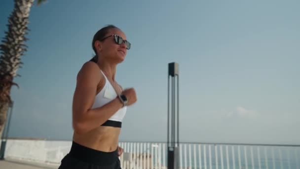 Εξωτερική Φωτογραφία Γυμναστικής Νεαρής Γυναίκας Που Κάνει Τζόκινγκ Στην Παραλία — Αρχείο Βίντεο