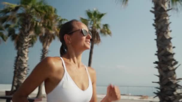 Tiro Livre Fitness Jovem Mulher Correndo Longo Praia Corredor Feminino — Vídeo de Stock